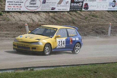 Rasmus Nielsen i sin Honda Civic.